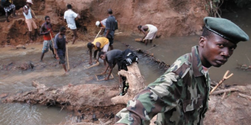 La démocratie en tant que régime politique et, surtout, système fondé sur la justice et l'égalité des citoyens est profondément en crise. Elle ne parvient plus, - d'où son échec patent -, à assurer l'intérêt général. Elle ne parvient non plus à faire des gouvernants des serviteurs du Peuple. Ceux-ci sont définitivement transformés par le jeu des pouvoirs institutionnels en fidèles protecteurs des intérêts économiques et financiers. Sous ce régime qui était, pourtant, censé promouvoir la liberté des citoyens, on assiste de plus en plus à la réduction de l'espace démocratique au détriment du citoyen et au profit des corporations économiques et financières. Le seul statut reconnu au Citoyen payeur des taxes et des impôts exorbitants, est le renoncement aux droits sociaux et la consommation des biens de production pour dynamiser l'économie. Cela est d'autant plus vrai que ce ne sont plus les citoyens qui élisent leurs dirigeants politiques et gouvernementaux par le truchement du droit de vote auréolé de suffrage universel mais l'oligarchie économique et financière qui impose subtilement ses choix à la population.