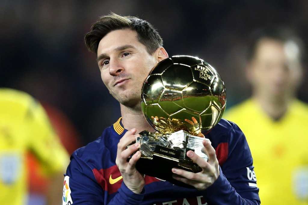 Derrière chaque prétendant au prestigieux prix du Ballon d'or de football décerné par la FIFA se profilent en fait de véritables grands enjeux commerciaux et économiques. 

Il est plutôt question de rudes batailles économiques et financières. 

Il est en fait question de consolider tout comme de contrôler de vastes parts de marché à l'échelle planétaire.